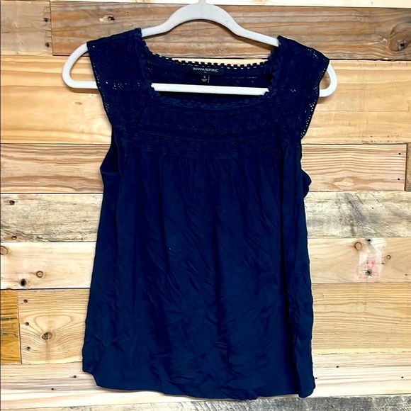 Banana Republic size Small Navy Sleeveless Neckline and Shoulder Lace Detail Top - Picture 1 of 6